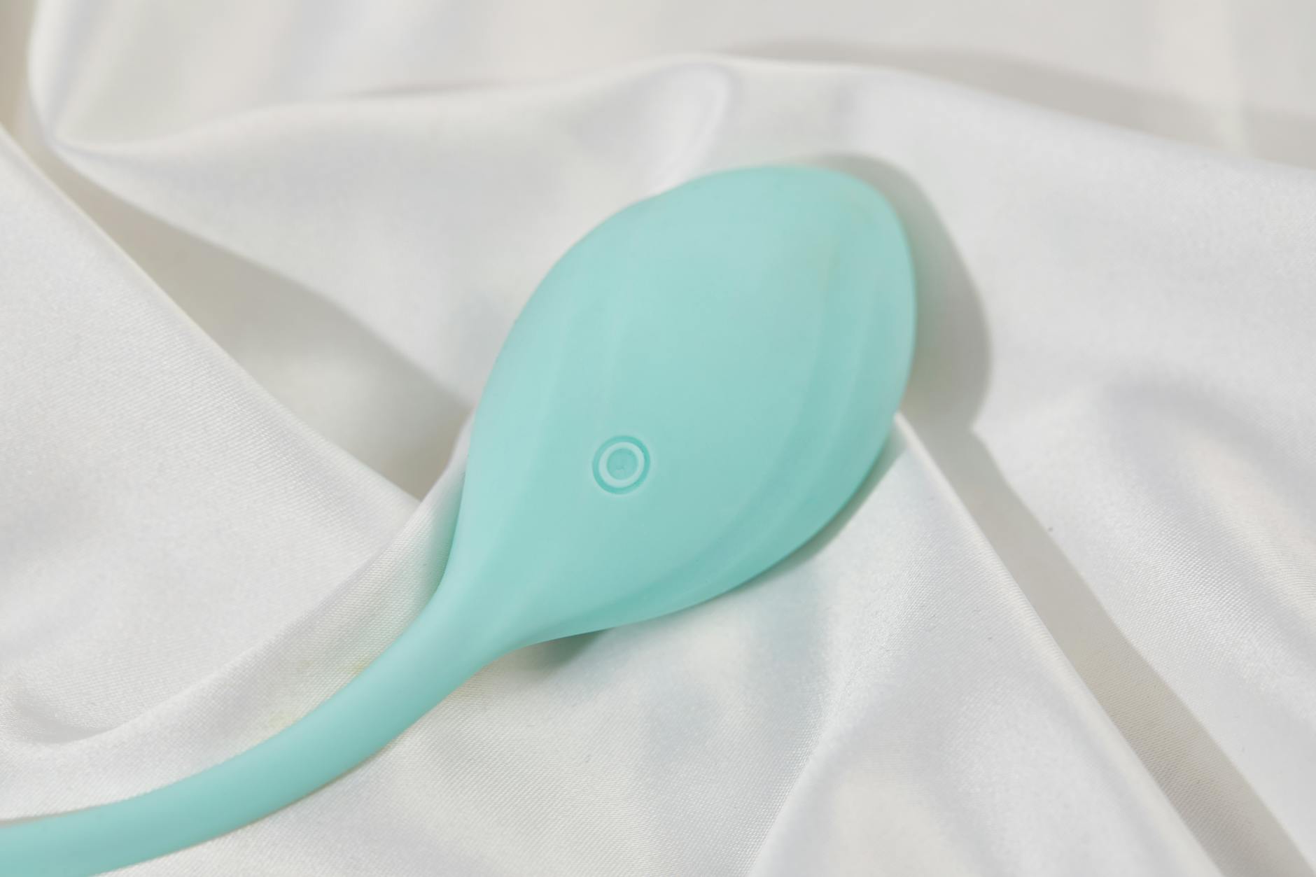 Un vibrador de limón elegante en tela de seda blanca.